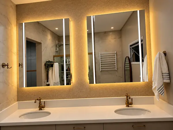 Bancada dupla com espelhos de LED