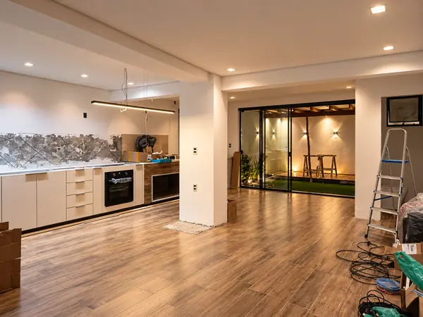 Cozinha integrada com spots em obra