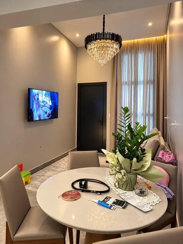 Sala de jantar com lustre de cristal recém-instalado